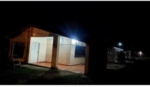 una casa con una luz en el costado de ella por la noche en Alojamiento Casa Quinta Don Miguel, en Cambyretá