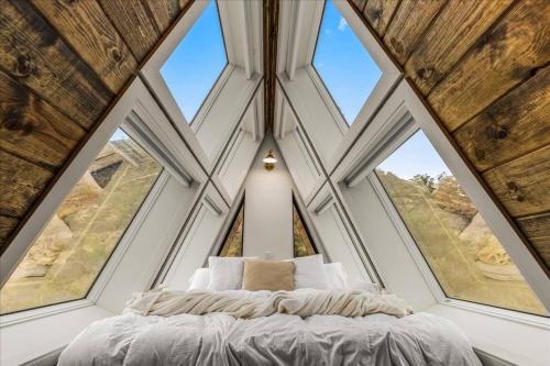 Ένα ή περισσότερα κρεβάτια σε δωμάτιο στο The Perrine Hideaway/ Lux Aframe