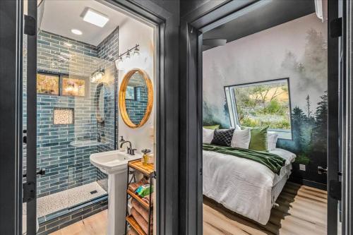 Ένα μπάνιο στο The Perrine Hideaway/ Lux Aframe