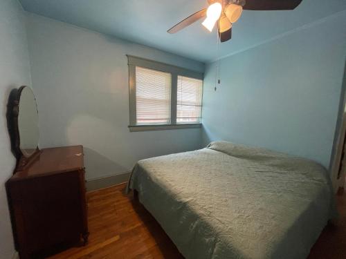 a bedroom with a bed and a ceiling fan at Dog Friendly 1 bd 1 ba near Airport and Marta in Atlanta