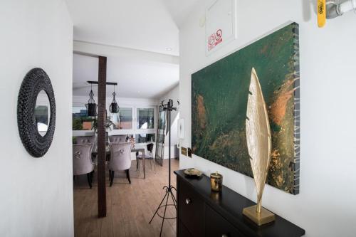 ein Wohnzimmer mit einem großen Gemälde an der Wand in der Unterkunft Note Luxury Apartments in Zagreb