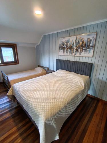 バルディビアにあるCabañas y Deptos Regionalの部屋にベッドが2つある寝室