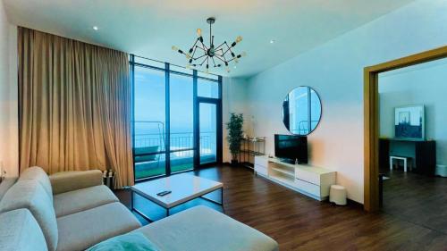 Μια τηλεόραση ή/και κέντρο ψυχαγωγίας στο Cozy Apartment in Seef
