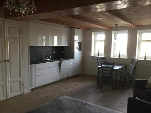 O bucătărie sau chicinetă la Authentic apartment near Schagen