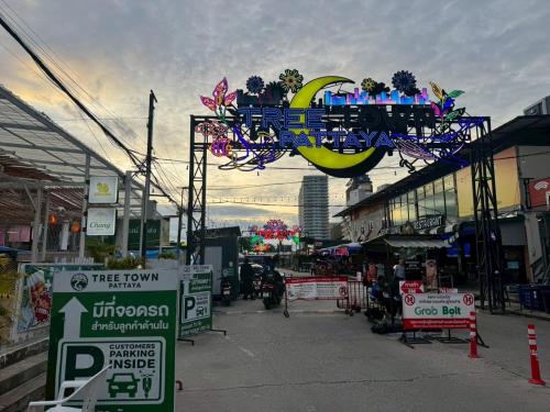 a city street with a market with a large sign at Sea Inn Pattaya in Pattaya Central