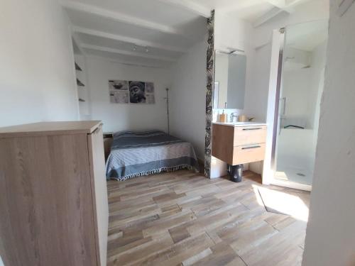 Ένα ή περισσότερα κρεβάτια σε δωμάτιο στο Charming village house in Pelissanne