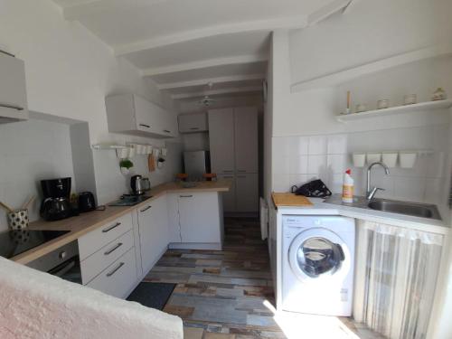 Η κουζίνα ή μικρή κουζίνα στο Charming village house in Pelissanne