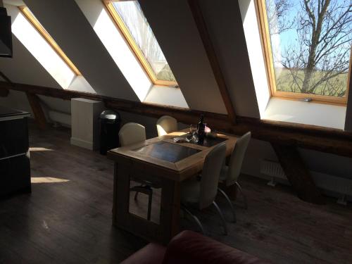 Χώρος καθιστικού στο Rustic apartment in old Dutch farmhouse