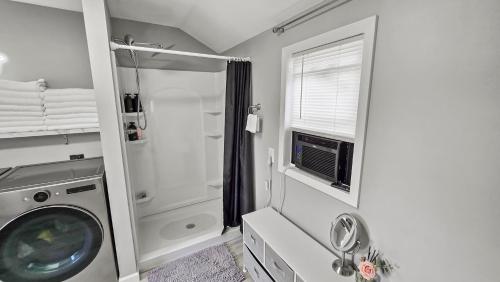 Koupelna v ubytování Private House - Sleeps 8 - 13 Min to Downtown STL