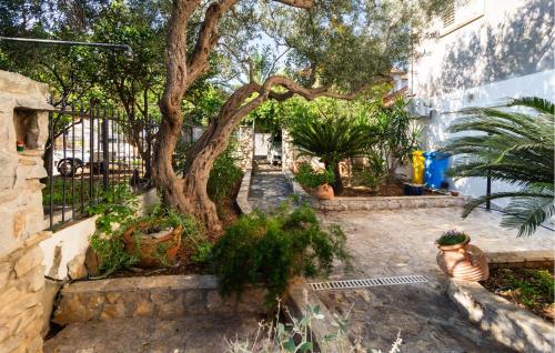 Two-Bedroom Apartment In Supetar
