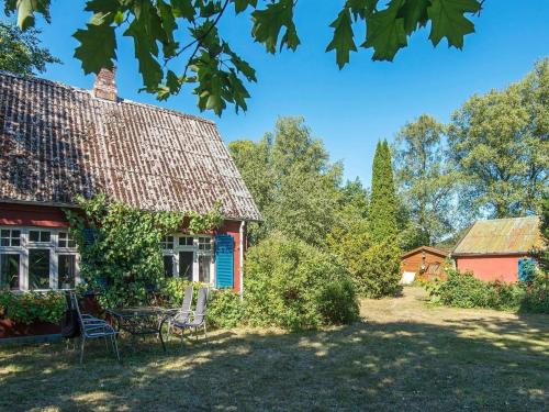 a house with a table and chairs in the yard at 6 person holiday home in Brædstrup-By Traum in Brædstrup