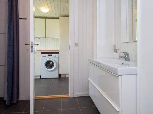 Ένα μπάνιο στο 8 person holiday home in Ørsted-By Traum