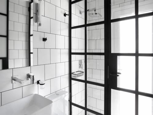 La salle de bains est pourvue d'un lavabo et d'un miroir. dans l'établissement Athens View Loft - 05, à Athènes