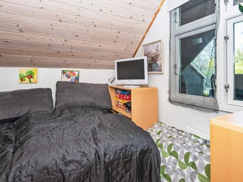 TV a/nebo společenská místnost v ubytování 4 person holiday home in Odder