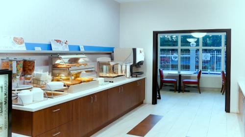 Η κουζίνα ή μικρή κουζίνα στο Holiday Inn Express St. Petersburg North / I-275 by IHG