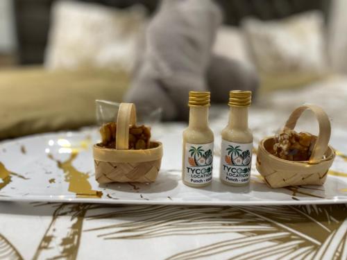 a tray with two bottles and baskets of food at Tycoon in Matoury