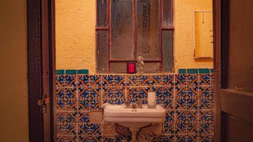 a bathroom with a sink and a window at céntrico guadalajara in Guadalajara