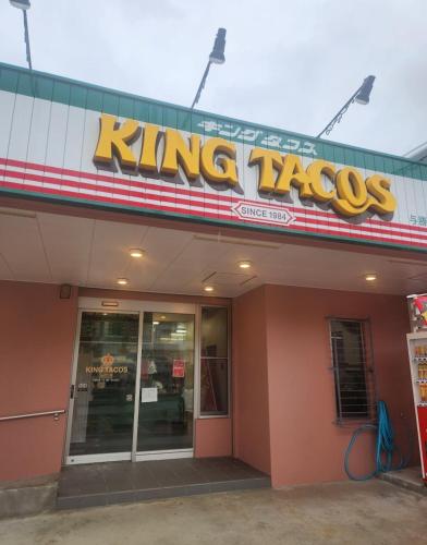a kings tacos restaurant with a sign on the front of it at Guest House Henza in Henza