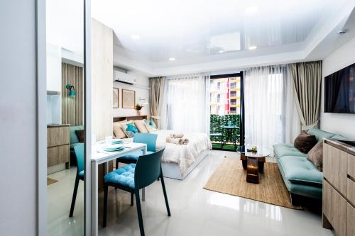una sala de estar con un sofá y una mesa en The Signature Suite, en Ban Mai Salae
