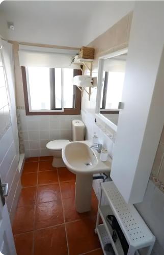 a bathroom with a white sink and a toilet at Terraza, céntrico pueblo aparcamiento cerca in Icod de los Vinos