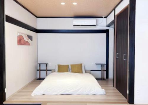 a bedroom with a bed in a room at Jasmin Nishikimachi 5 - Vacation STAY 13093v in Takamatsu