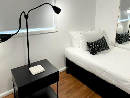 Una cama o camas en una habitación de Montblu at Echo Point