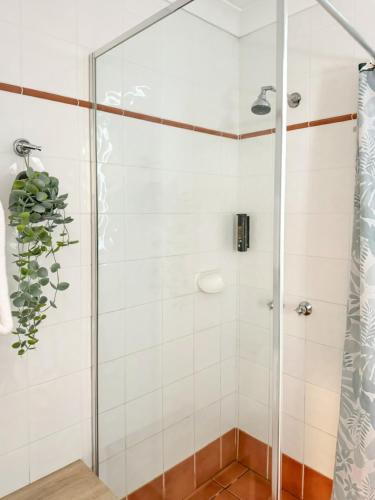 Un baño de Montblu at Echo Point
