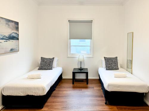 Una cama o camas en una habitación de Montblu at Echo Point
