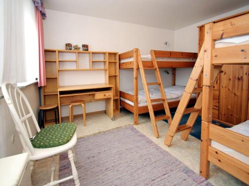 Palanda nebo palandy na pokoji v ubytování Bungalow, Dornumersiel