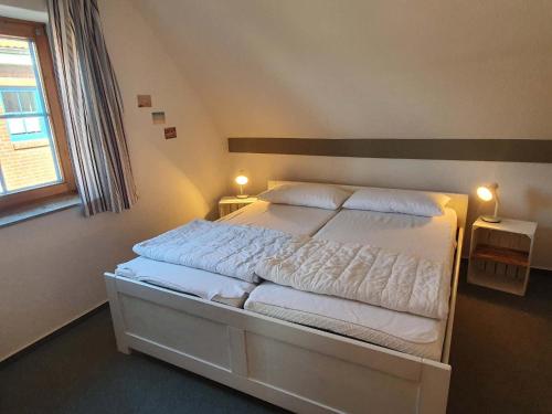 Postel nebo postele na pokoji v ubytování Ferienwohnung in Lemkenhafen for 2 Personen