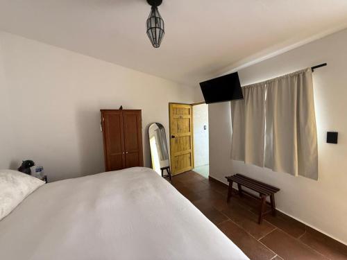 a bedroom with a white bed and a window at Casita de pueblo, Cercana a los Volcanes in Tlalmanalco de Velázquez