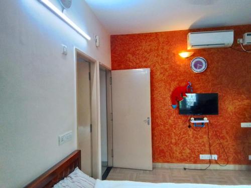 Μια τηλεόραση ή/και κέντρο ψυχαγωγίας στο Cozy 3BHK - Heart of Vadapalani in Gated Community