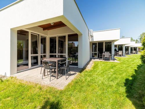 Holiday homes with pool, close to the beach