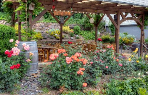 Un jardín fuera de Weinhotel Hubertus Garni