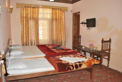 En eller flere senge i et værelse på Hotel Gulistan