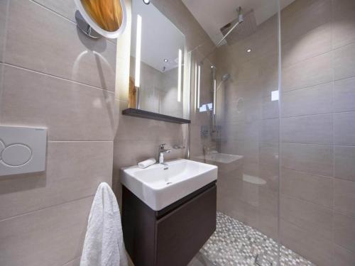 Bilik mandi di Chalet Retreat near Kitzbuhel Alps