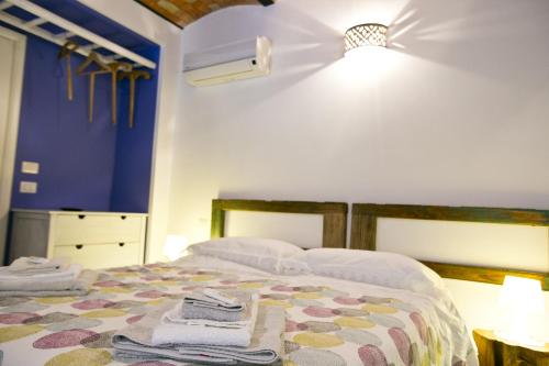 a bedroom with a bed with towels on it at La Via del Carretto B&B in Capri Leone