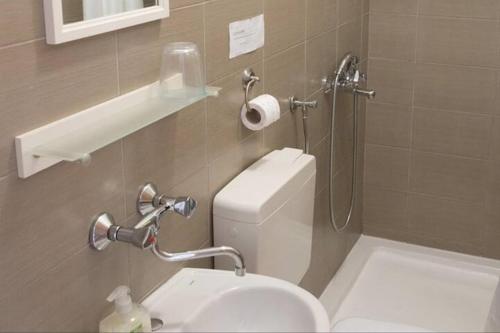 ein Badezimmer mit Dusche, Toilette und Waschbecken in der Unterkunft Holiday Home in Brac near Golden Horn Beach in Sumartin