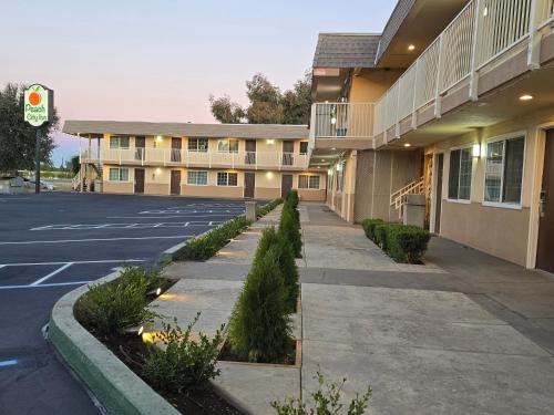an empty parking lot in front of a hotel at Peach City Inn - Marysville/Yuba City in Marysville