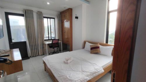 une chambre avec un lit, un bureau et une fenêtre dans l'établissement HomeStay Khánh Linh B1 Hồ Quý Ly, à Vung Tau
