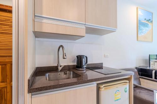 Η κουζίνα ή μικρή κουζίνα στο C233 Condo 650m Surin 1BR with Pool &Gym Prime Location