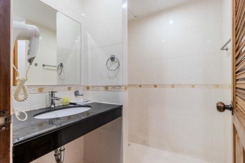 Ένα μπάνιο στο C233 Condo 650m Surin 1BR with Pool &Gym Prime Location