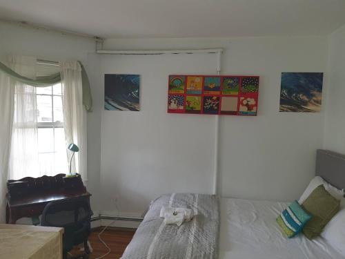 Postel nebo postele na pokoji v ubytování Whitney Wonder