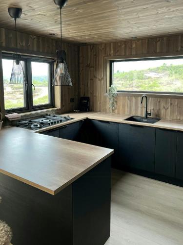 Η κουζίνα ή μικρή κουζίνα στο Off-Grid Cabin With Mountain Views