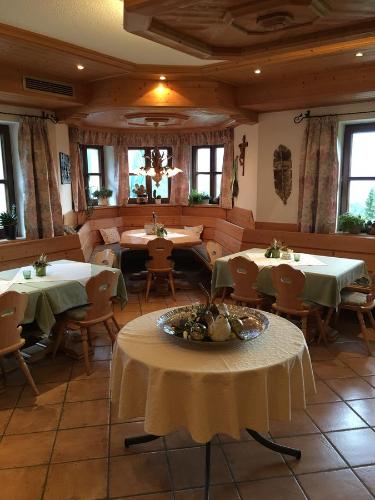 Stainach的住宿－Gasthof Dachsteinblick，一间在房间内配有桌椅的餐厅