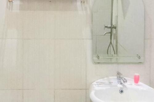 Ένα μπάνιο στο RedDoorz Syariah at Hotel Muhammadiah Padang Panjang