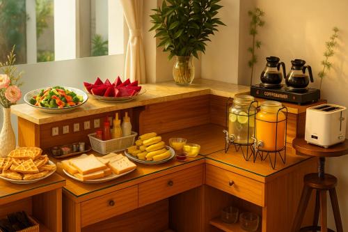 ein Frühstückstisch mit Käse und anderen Lebensmitteln darauf in der Unterkunft Dorm New Saigon Hostel - Bui Vien Walking Street in Ho-Chi-Minh-Stadt