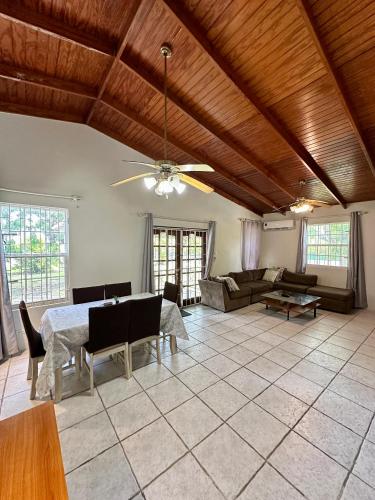 Embassy Villa tesisinde bir oturma alanı