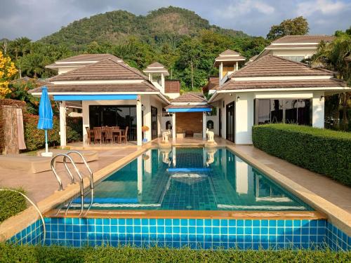 ein Swimmingpool vor einem Haus in der Unterkunft OMG !! Amazing Sea Views !! Stunning Sunsets !! Khao Thong Krabi Thailand in Ban Khao Thong