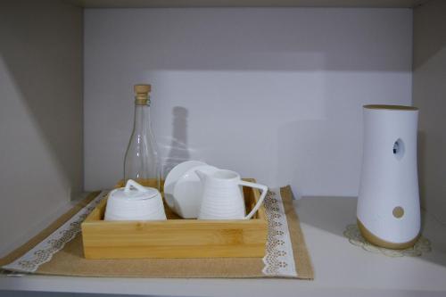 a wooden tray with dishes and a bottle on a counter at BIT by Simple stay in Medellín